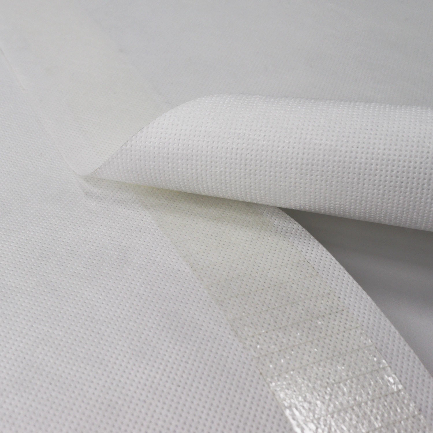 Detailaufnahme von Aquagart Gewebeklebeband auf Unkrautvlies, doppelseitig klebend.