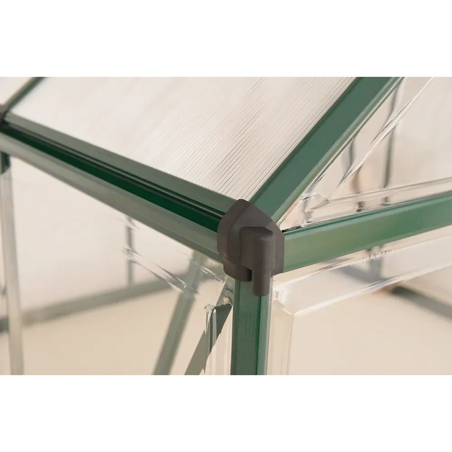 Detailaufnahme: Grünes Palram Canopia Gewächshaus, Ecke mit Polycarbonat-Platten.