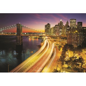 Komar Fototapete: New York City Lichter in Gelb und Lila bei Nacht mit Brooklyn Bridge.