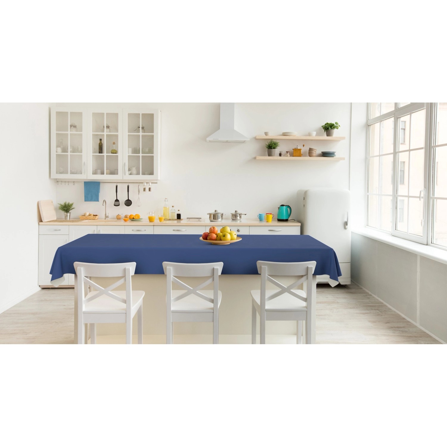 d-c-fix Tischdecke Tiefes Blau, Ø 140 cm, auf Küchentisch. Wasserabweisend und pflegeleicht.