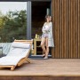 Szene mit Denpanels Nordic Outdoor Pro Thermoholz Akustikpaneelen an einer Hauswand.