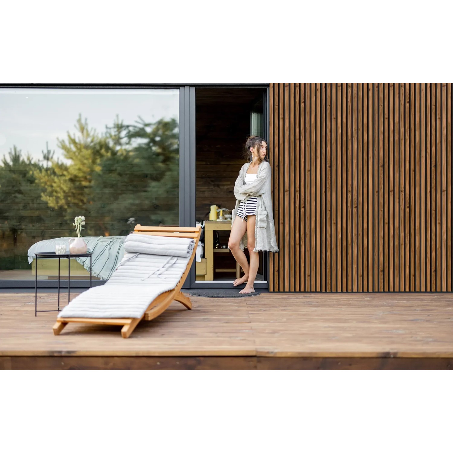 Szene mit Denpanels Nordic Outdoor Pro Thermoholz Akustikpaneelen an einer Hauswand.