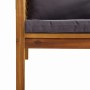Detailaufnahme: Gartenlounge-Set aus Akazienholz mit grauen Auflagen. Gartenmöbel.