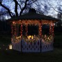 Warmweißer LED Lichtervorhang Eisregen am Pavillon. Funkelndes 15m Set für festliche Außenbeleuchtung im Garten.