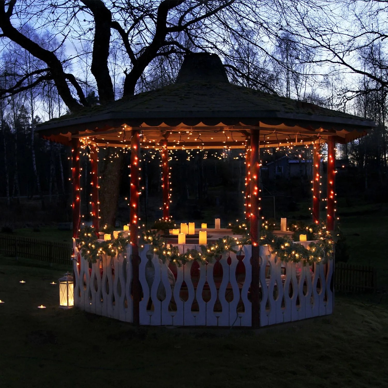 Warmweißer LED Lichtervorhang Eisregen am Pavillon. Funkelndes 15m Set für festliche Außenbeleuchtung im Garten.