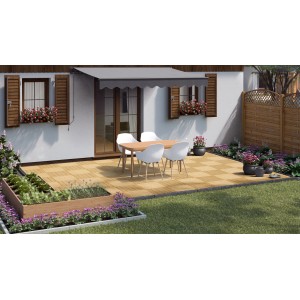 Verlegte Holzfliesen Douglasie Natur 50x50 cm auf Terrasse mit Gartenmöbeln.