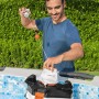 Mann setzt Flowclear Aquarover Poolroboter ins Wasser. Automatische Poolreinigung für sauberes Wasser.