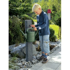 Arves Wasserzapfstelle Natura Black Granit mit Kind und Gießkanne im Garten.