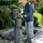 Arves Wasserzapfstelle Natura Black Granit mit Kind und Gießkanne im Garten.