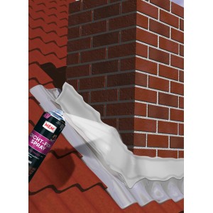 Anwendung von MEM Dicht-Fix-Spray zur Abdichtung eines Schornsteins auf einem Dach.