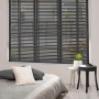 Schwarze Sol Royal Holzjalousie (B130xH250cm) am Fenster im Schlafzimmer.