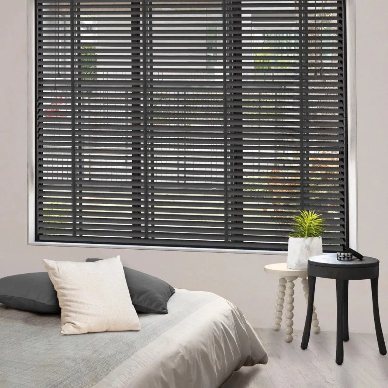Schwarze Sol Royal Holzjalousie (B130xH250cm) am Fenster im Schlafzimmer.