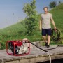Einhell Benzin-Wasserpumpe GE-PW 46 im Einsatz: Rote Pumpe mit Mann auf Holzsteg am See.