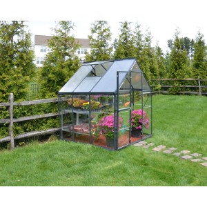 Graues Palram Canopia Gewächshaus 3,4 m² mit Fundamentrahmen im Garten.