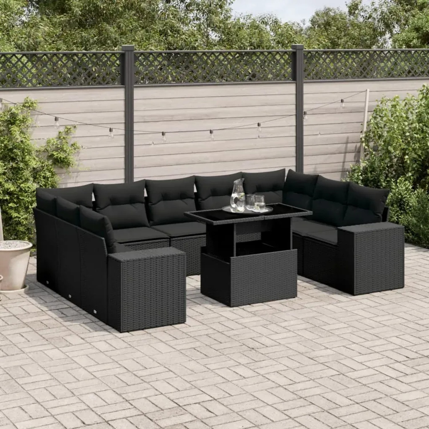 Schwarze 10-tlg. vidaXL Garten-Sofagarnitur aus Poly Rattan mit Tisch und Kissen.