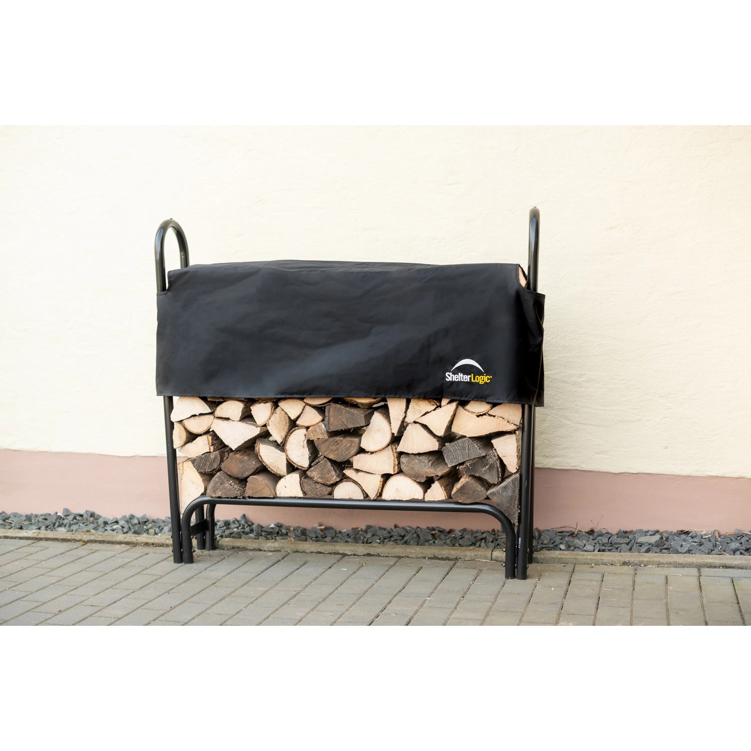 Schwarzes ShelterLogic Kaminholzregal mit Abdeckung, befüllt mit Holz.