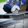 LUX Diamant-Trennscheibe im Einsatz beim Fliesenschneiden mit Winkelschleifer.