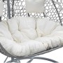 Grauer Polyrattan Hängesessel Cayambe 2-Sitzer mit dicken weißen Kissen. Bequemer Schwebesessel für Garten & Terrasse.