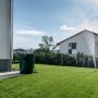 Metabo Akku-Tauchpumpe TPF 18 LTX 2200 beim Bewässern eines Gartens mit Rasensprenger.