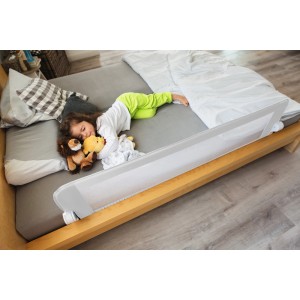 Abus Bettgitter JC9100 Eric: Weißes Schutzgitter am Bett mit schlafendem Kind.