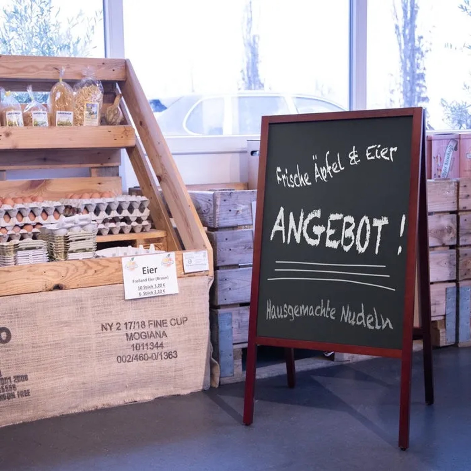 KARAT Kundenstopper Kreidetafel mit braunem Holzrahmen, beschriftet mit "ANGEBOT!"