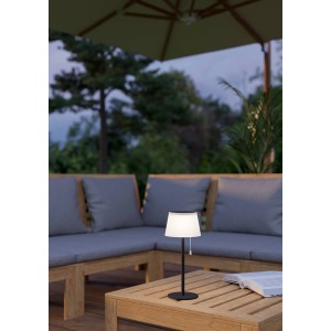 EGLO Solar LED Tischleuchte SCORDIANO, schwarz-weiß, auf Gartentisch. Solar-Deko für stimmungsvolle Beleuchtung.