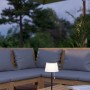 EGLO Solar LED Tischleuchte SCORDIANO, schwarz-weiß, auf Gartentisch. Solar-Deko für stimmungsvolle Beleuchtung.