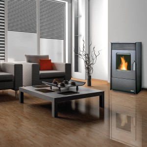 Rowi Kamin Pellet Easy Premium 9 kW Pelletofen im Wohnraum mit brennendem Feuer.
