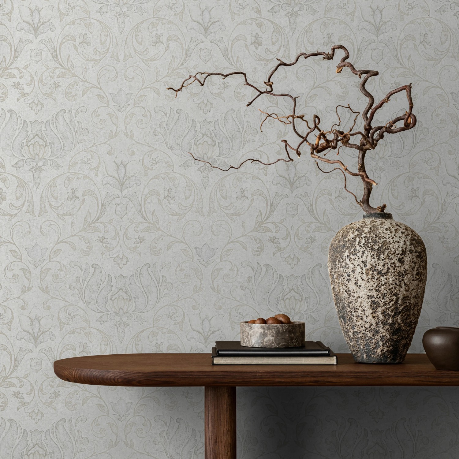 Weiße Marburg Vliestapete im Landhausstil mit floralem Muster. Dekorative Tapete für ein modernes Wohnambiente.