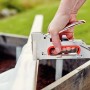 Rapid Handtacker R153 aus Stahl in Nutzung: Tacker zum Befestigen von Folie in einem Hochbeet.