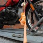 Motorrad auf Anhänger verzurrt mit TRUTZHOLM Gurtschlaufen und Spanngurten, orange.