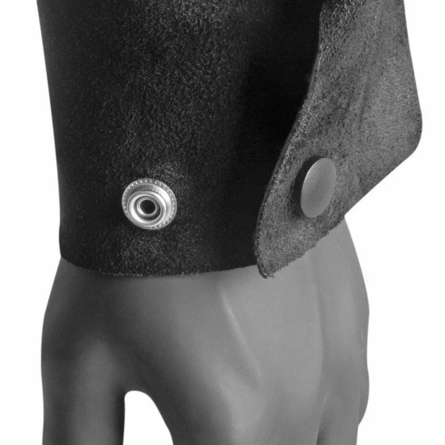 Detailaufnahme: STAHLWERK Schweißerärmel aus Leder mit Druckknöpfen. Schutz für Löt- & Schweißarbeiten.