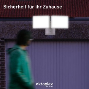 Weißer Oktaplex LED-Außenstrahler Cali Dos mit warmweißem Licht an einer Hauswand.