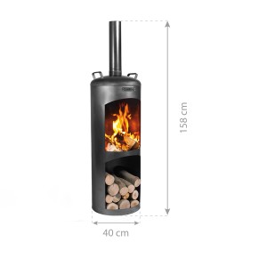 Schwarzer CookKing Gartenofen Faro aus Stahl mit Holzscheiten und brennendem Feuer.