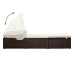 Braune Poly Rattan Sonnenliege mit Sonnenschutz und cremeweißen Auflagen. Verstellbare Liege für Garten und Terrasse.