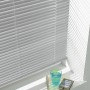 Gardinia Aluminium Jalousie, 70x175 cm, silber, am Fenster mit Lichtreflexionen.