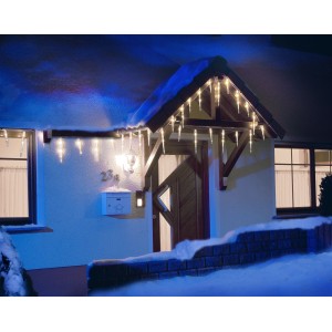 Konstsmide LED-Eiszapfen-Lichtervorhang mit 16 Zapfen und kaltweißem Licht am Haus.