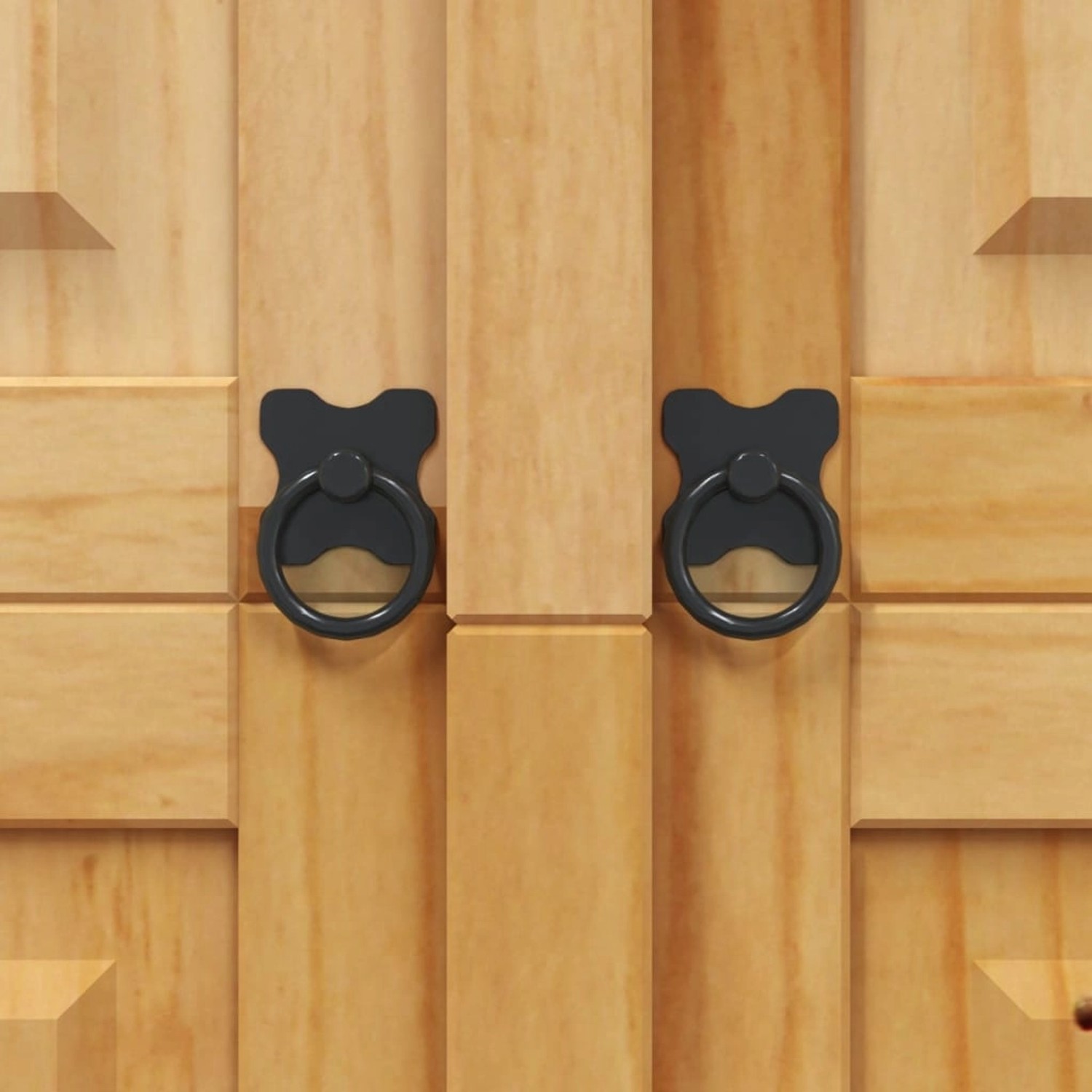 Detailansicht: Kiefernholz Buffetschrank im Mexiko-Stil mit schwarzen Metallgriffen.