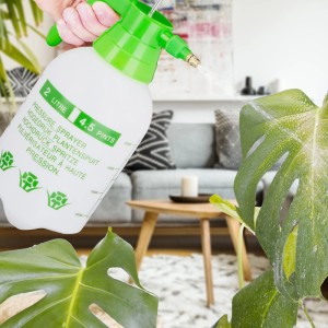 Grüner Relaxdays Drucksprüher (2L) beim Bewässern einer Pflanze. Verstellbare Düse.