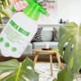 Grüner Relaxdays Drucksprüher (2L) beim Bewässern einer Pflanze. Verstellbare Düse.