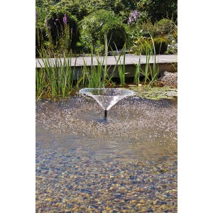 Pontec PondoVario 2500 Teichpumpe mit Fontäne im Gartenteich.