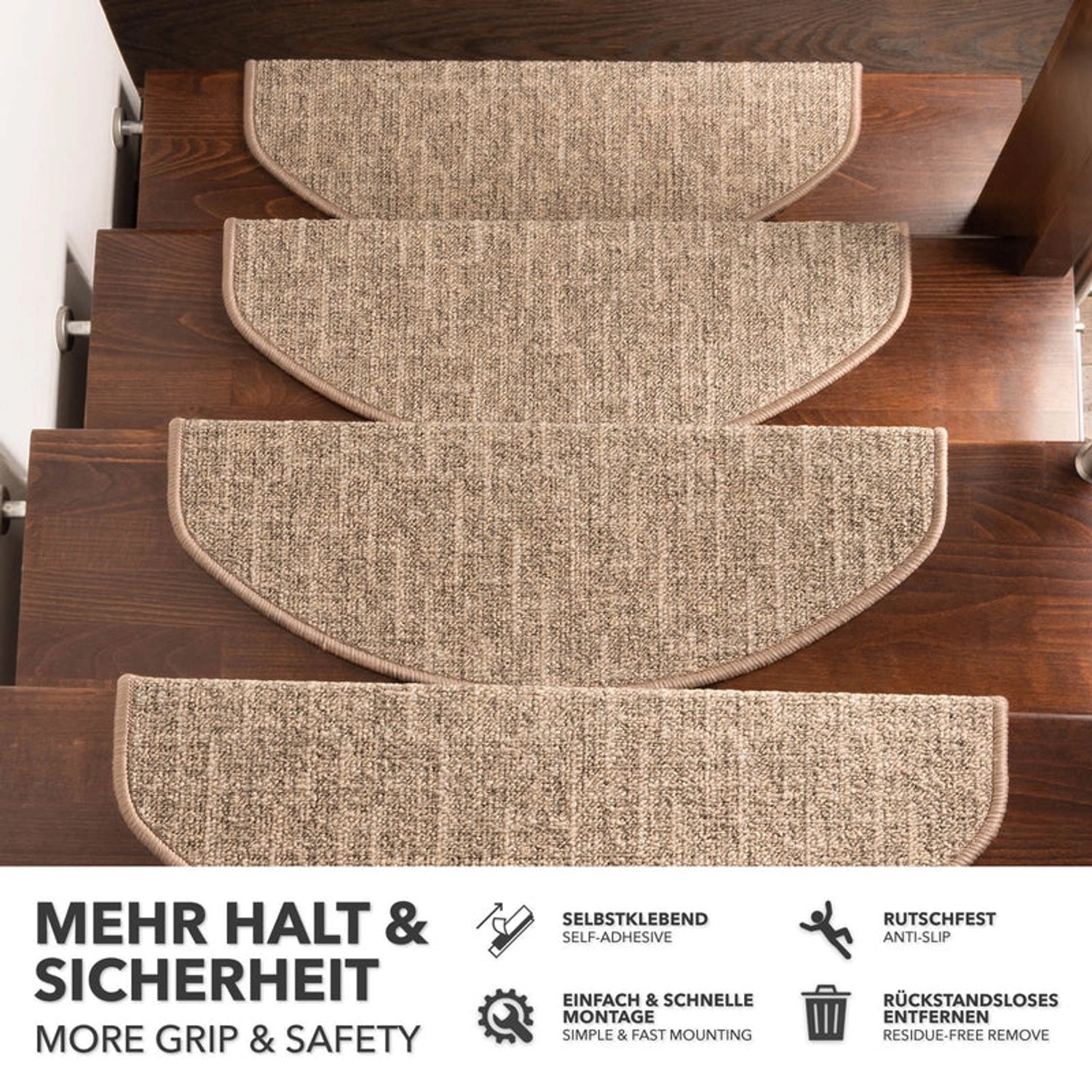 Beige, halbrunde Karat Stufenmatten Alto selbstklebend auf einer Holztreppe.