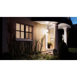 Beleuchtete, schwarze Steinel Außenwandleuchte L 190 S mit Bewegungsmelder an Hauswand.