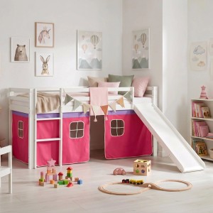 Weißes Homestyle4u Hochbett 90x200 aus Kiefernholz mit pinkem Vorhang, Rutsche und Leiter im Kinderzimmer.