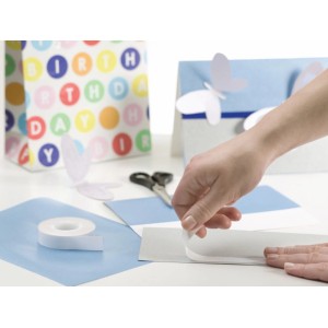 Anwendung von Tesa Doppelseitigem Klebeband Transparent 10 m x 12 mm beim Basteln.
