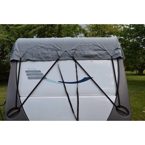Graues GreenYard Wohnwagen Schutzdach 650 cm mit Spanngurten befestigt.