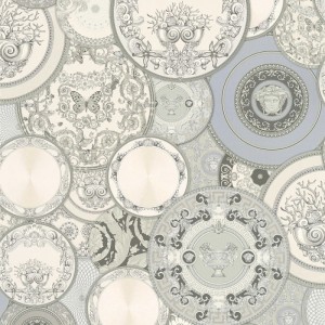 Graue Tadessi Vliestapete Ornament mit barocken Kreismustern, floralen Motiven und Medusa-Köpfen.