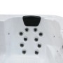 Detailansicht des Home Deluxe Outdoor Whirlpools White Marble Plus mit Düsen und Kopfstütze.