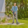 Mann nutzt Gardena Akku-Multi-Reiniger AquaBrush Patio zur Terrassenreinigung. Inkl. Akku.