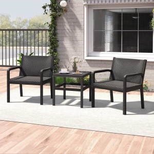 Schwarzes 3-tlg. Rattan Gartenmöbel Set mit Tisch und zwei Stühlen.